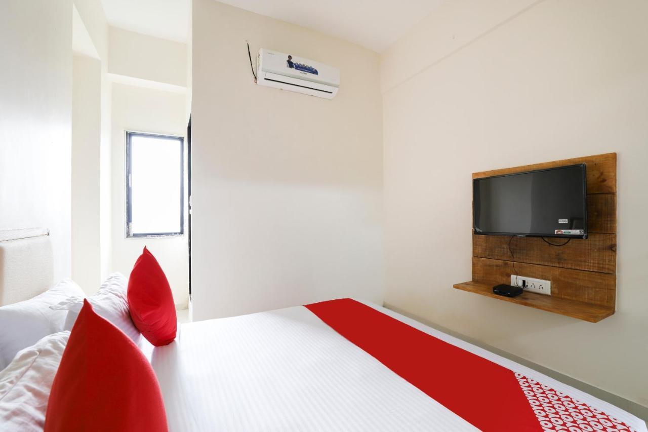 Oyo 49529 Hotel Royal Palace Surate Exterior foto
