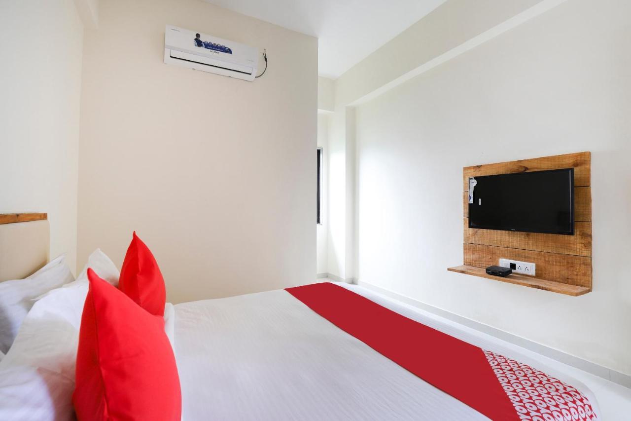 Oyo 49529 Hotel Royal Palace Surate Exterior foto